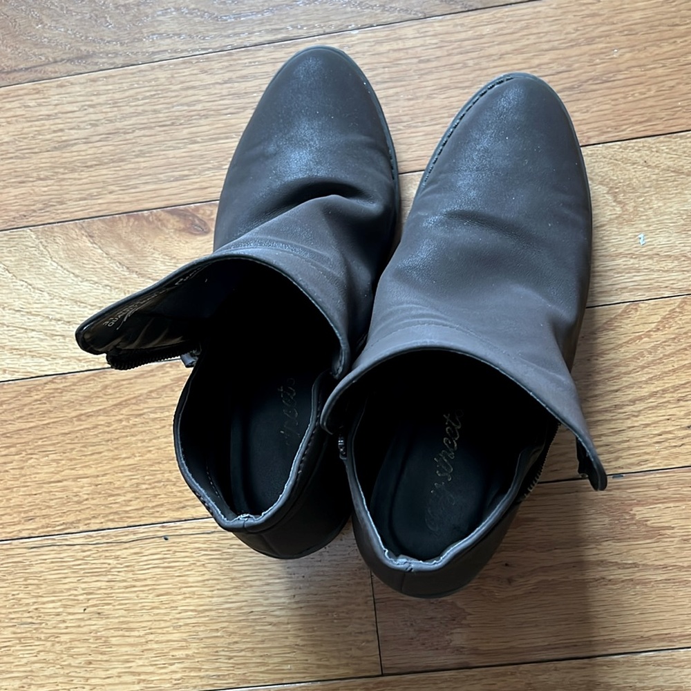 Brown Easy Street ankle boots with 2 side zippers